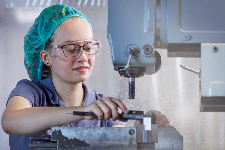Apprentice Hannah Brinkop at the VINCORION milling machine