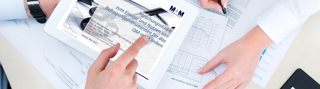 Tablet zeigt Studie zu Befragungsinstrumenten in Kliniken