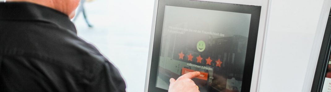 Fahrgastzufriedenheit; Mann am Messterminal für Kundenzufriedenheit im ÖPNV, Public Transport Feedback Managment DSW21