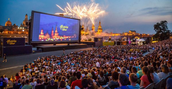 Ob vor Ort oder von zuhause aus: Jedes Jahr aufs Neue trägt das Feedback der Gäste zur Optimierung der Filmnächte am Elbufer bei Publikum der Filmnächte am Elbufer