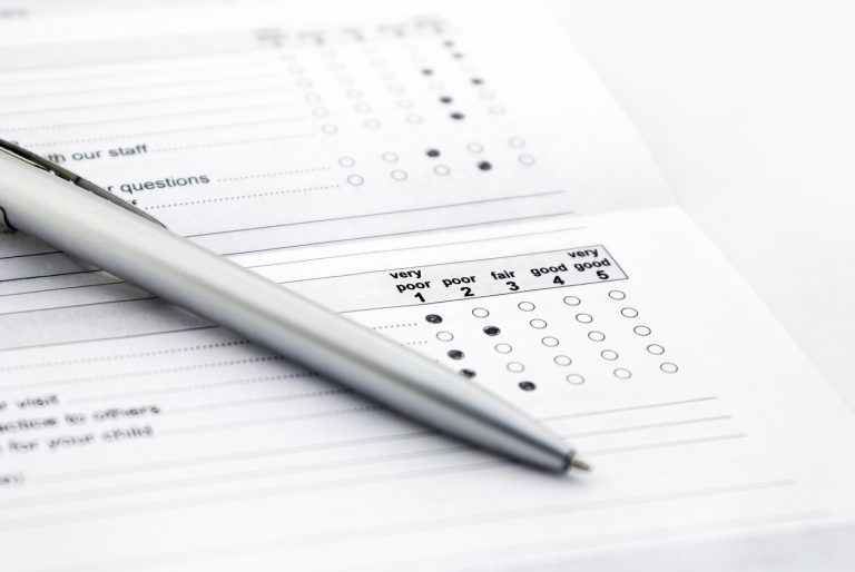 Papierfragebogen Papierfragebogen als Beispiel für Zufriedenheitsbefragungen im Gesundheitswesen