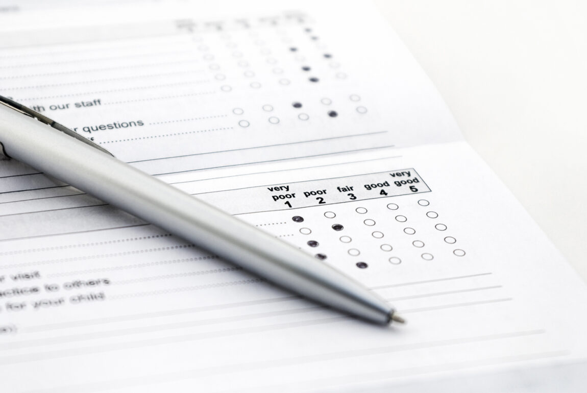 Durch die Ablösung der Papierfragebögen mit digitalen Kommunikationskanälen profitiert die AMEOS Gruppe von einem reduzierten Befragungsaufwand. Papierfragebogen als Befragungsmethode
