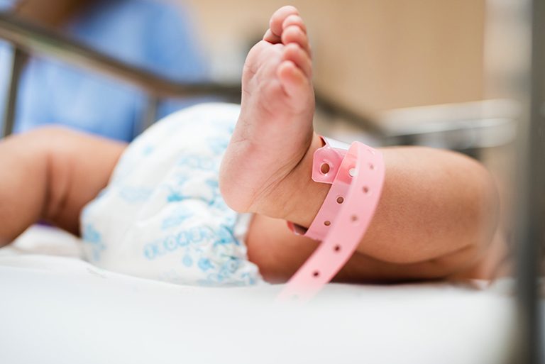 Armband an Neugeborenem als Einsatzgebiet für RFID im Krankenhaus