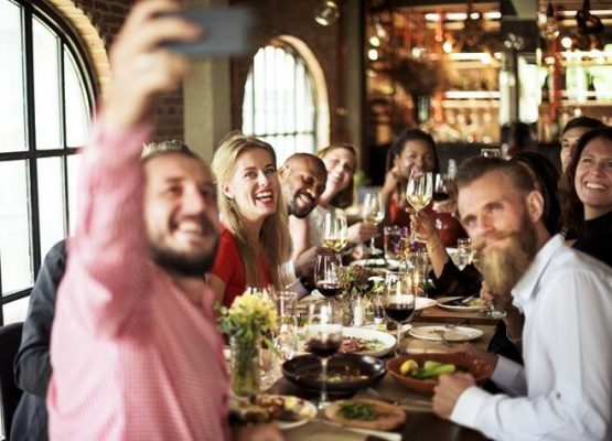 Zufriedene Kunden dank hohe Service-Qualität: Mit Feedbackstr möglich! Restauranttester der Kochsternstunden 2020