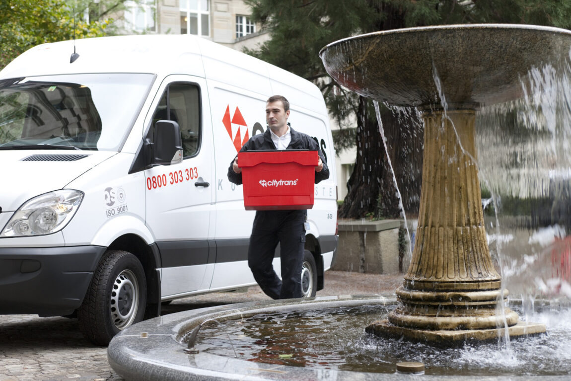 Zusteller bei der Paketlieferung