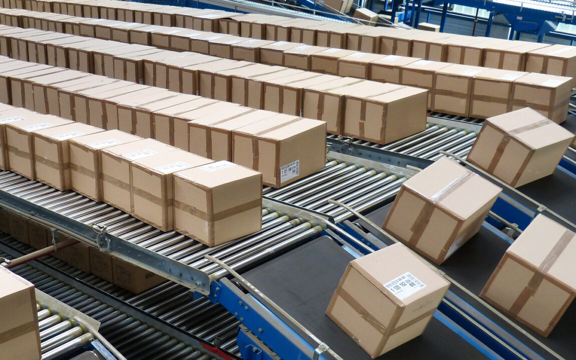 Lager an ihren Grenzen: Die Paketlieferung wird durch den wachsenden E-Commerce zunehmend erschwert Fließband mit Online-Bestellungen für Paketlieferung