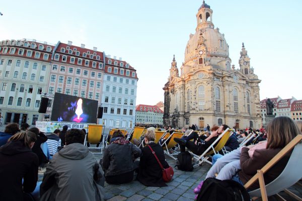 Mit Blick auf das geschichtsträchtige Denkmal der Dresdner Frauenkirche gelingt dem internationalen Kurzfilmfestival Filmfest Dresen ein imposanter Eindruck. Kurzfilm Open Air Neumarkt Dresden
