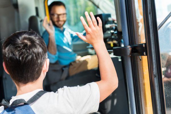 Freundlicher Busfahrer als Zeichen für Service-Qualität im ÖPNV
