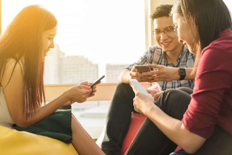 Personen beim Verfassen von Online-Rezensionen Personen beim Verfassen von Online-Rezensionen