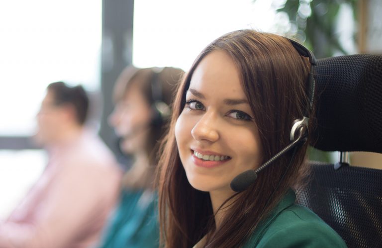 Support Mitarbeiterin im Call Center Support Center Mitarbeiterin für Social Media Monitoring